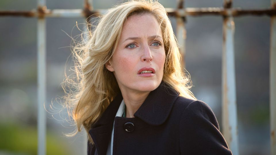 gillian-anderson-as-stella-in-the-fall